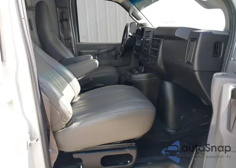 2019 Chevrolet Express 2500 Work Van z USA, uszkodzony, nr VIN 1GCWGAFP3K1280381